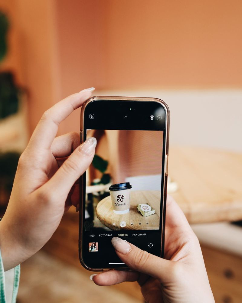 Telefoon die een kop koffie fotografeert