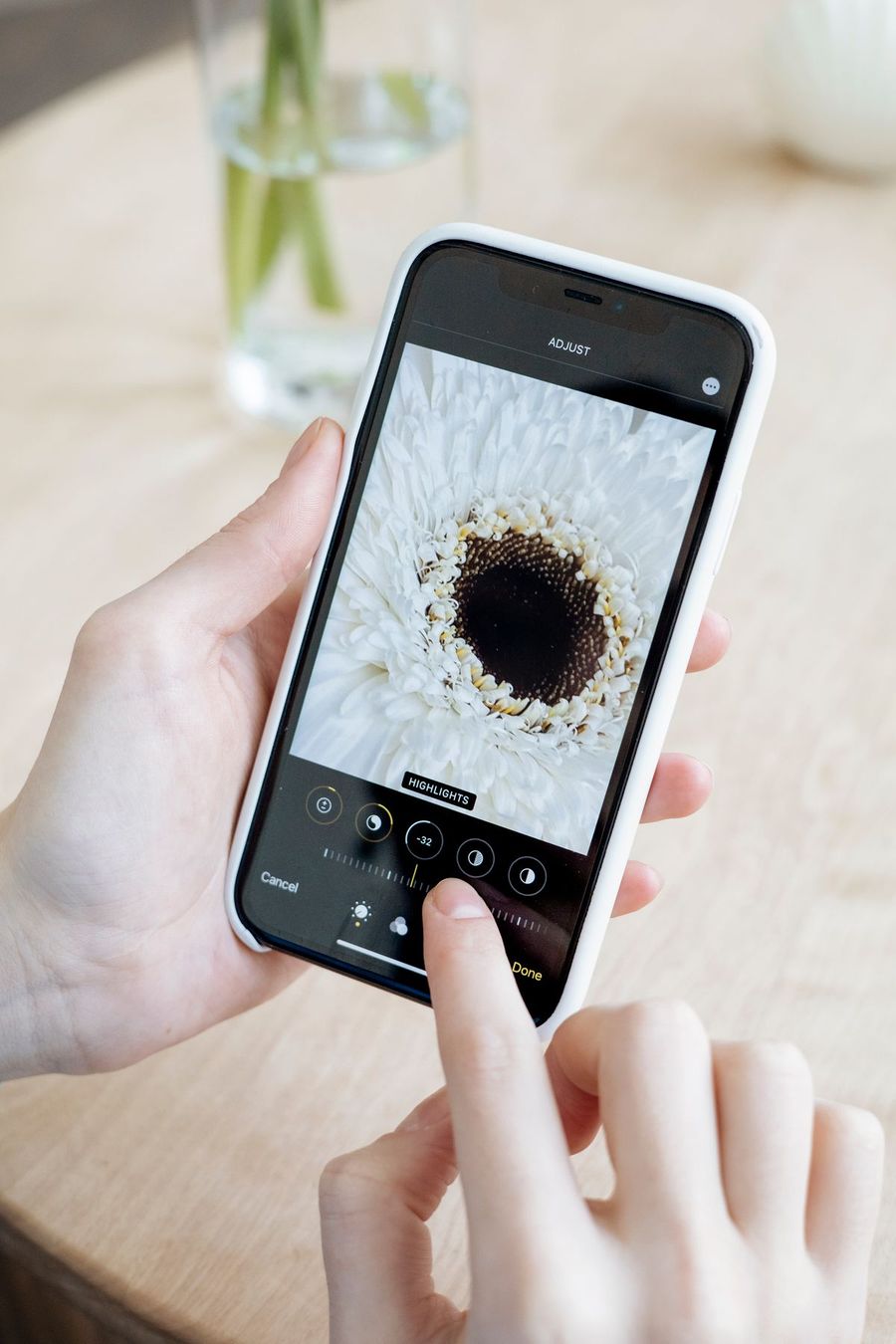 Handen bewerken een foto op een telefoon
